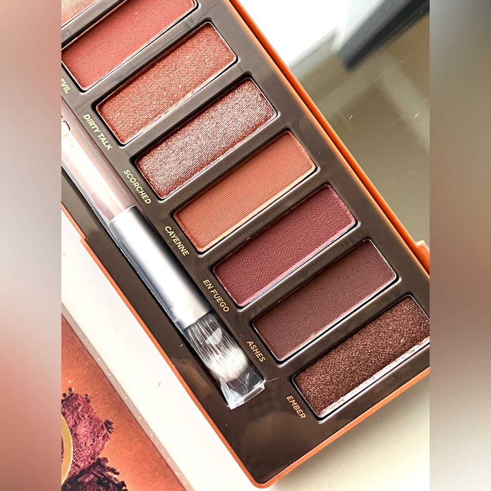New Urban Decay Naked Heat Eyeshadow Palette with Warm Tones - Picture 5 of 11